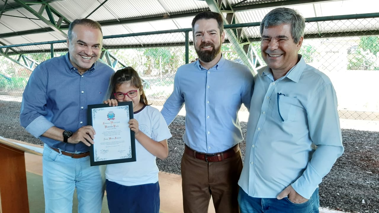 uma criança tímida e feliz recebendo um quadro